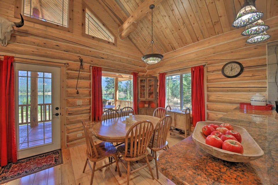 Scenic Riverfront Retreat w/ Hot Tub & Kayaks! House in Idaho