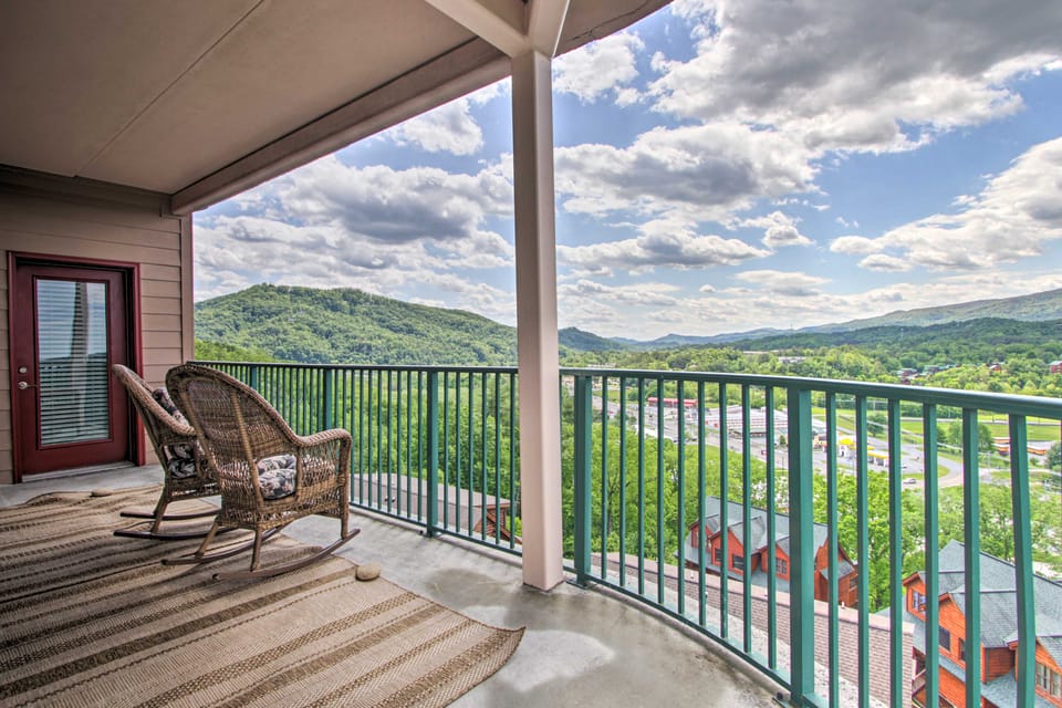 2 Mi to Attractions: Pigeon Forge Condo Apartment in Pigeon Forge