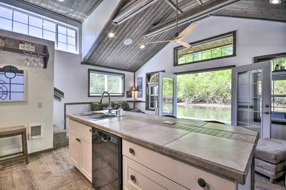 Floating Home on Columbia River w/ Provided Kayaks House in Washington