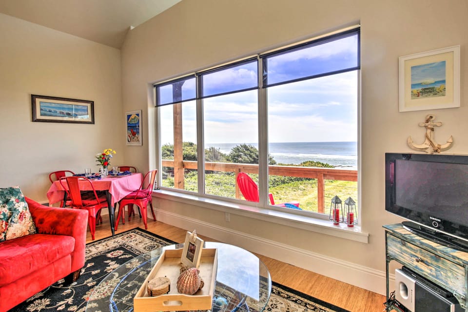 Oceanfront Cottage w/Deck & Secluded Beach Access! Cottage in Oregon