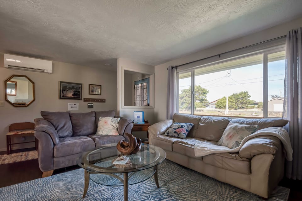 Shore Delight: Waldport Home + Deck, Walk to Beach House in Waldport