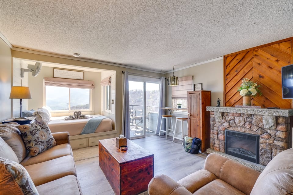 Studio ~ 3 Mi to Great Smoky Mountain Nat'l Park! Apartment in Gatlinburg