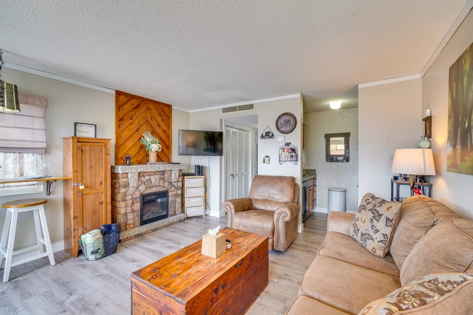 Studio ~ 3 Mi to Great Smoky Mountain Nat'l Park! Apartment in Gatlinburg