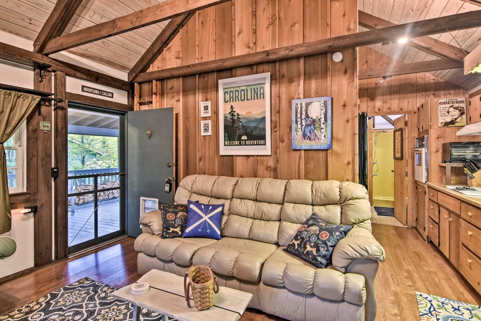 6 Mi to Grandfather Mtn: Lake Cottage w/ Deck Cottage in Tennessee