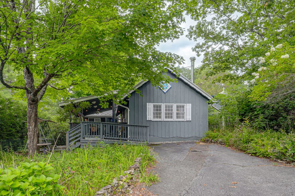 6 Mi to Grandfather Mtn: Lake Cottage w/ Deck Cottage in North Carolina