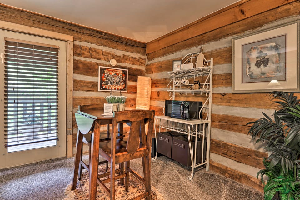 Riverfront Couple's Retreat in Smoky Mountains! Apartment in Townsend