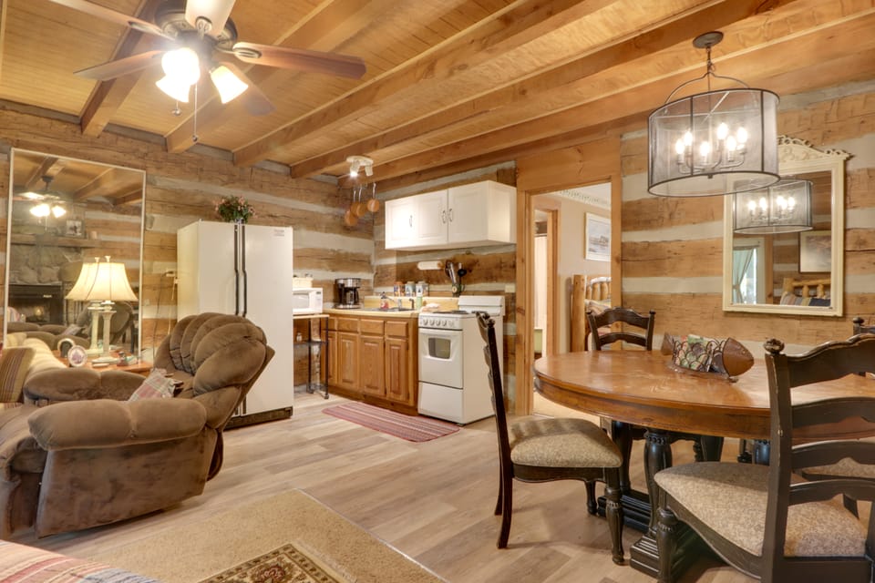 3 Mi to Nat’l Park: Townsend Apt on Little River! Apartment in Townsend