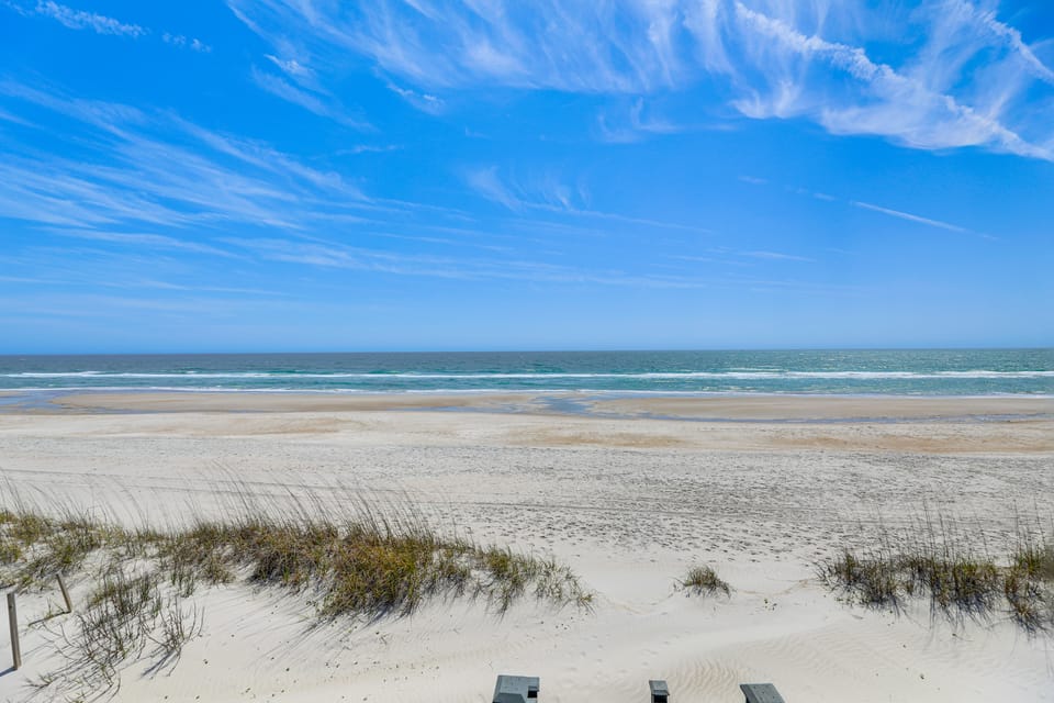 Beachfront Oasis w/ 2 Large Decks, BBQ & Views! House in Topsail Beach