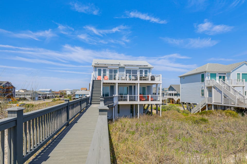Beachfront Oasis w/ 2 Large Decks, BBQ & Views! House in Topsail Beach