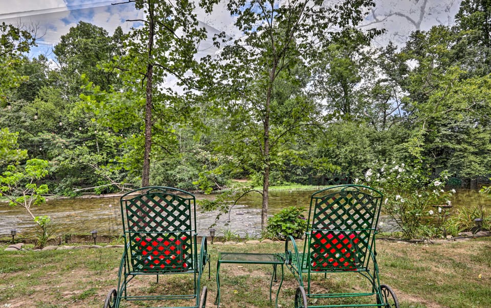 Fire Pit & Deck! Cozy Smoky Mtn Retreat on River Apartment in Townsend