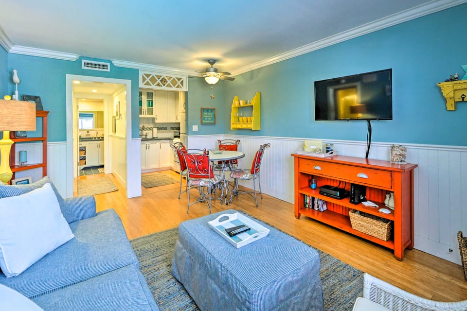 Condo w/ Pool Access: Walk to Shopping & Beach! Apartment in Naples