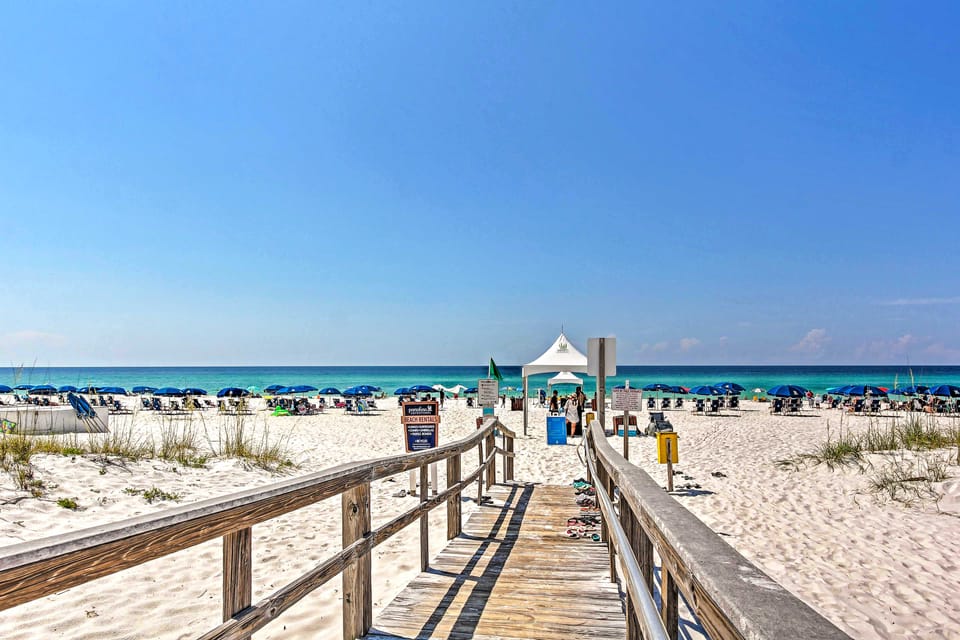 Pensacola Beach Penthouse w/ View + Pool Access! Apartment in Pensacola Beach