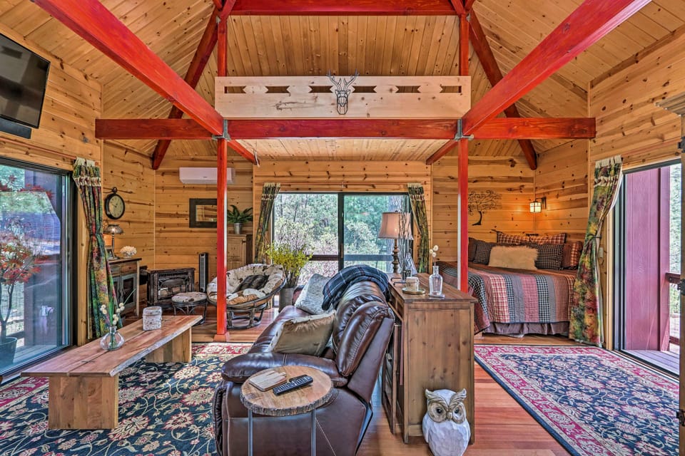 Furnished Deck: Romantic Strawberry/Pine Studio! House in Strawberry