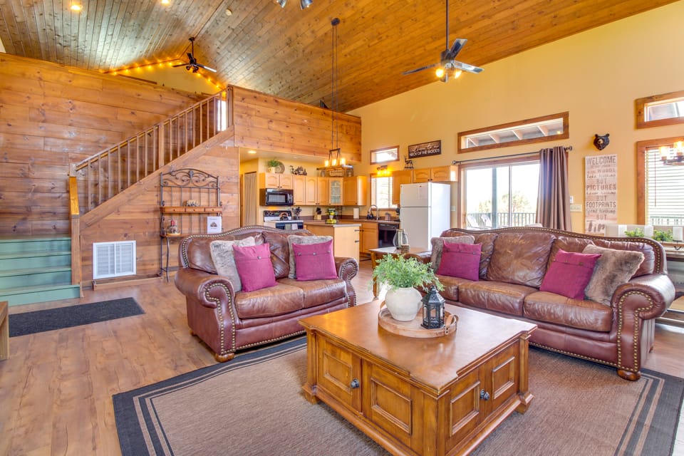Mtn-View Hilltop Hideaway w/ Deck in Show Low House in Show Low