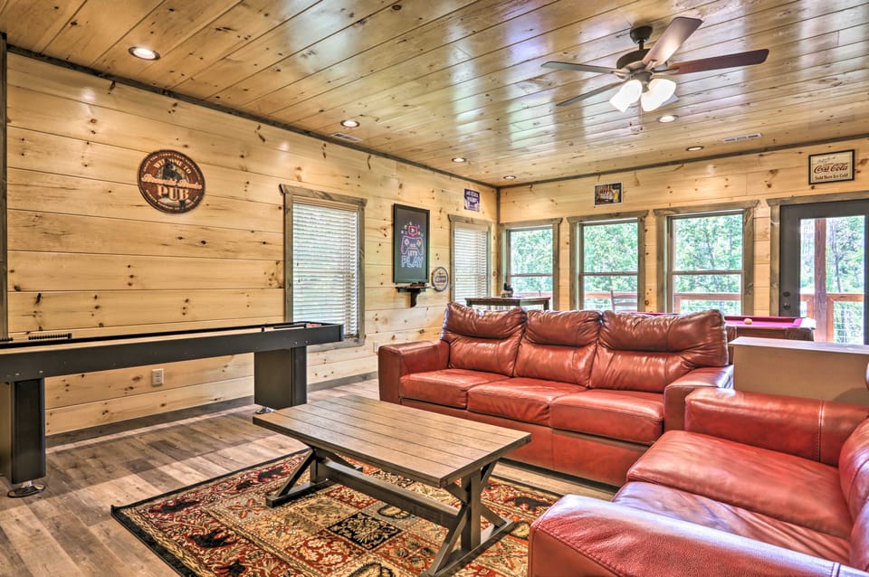 Hot Tub, Game Room, Decks: Cabin in Gatlinburg House in Gatlinburg