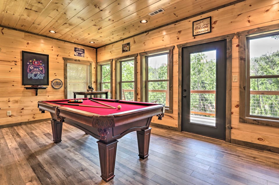 Hot Tub, Game Room, Decks: Cabin in Gatlinburg House in Gatlinburg