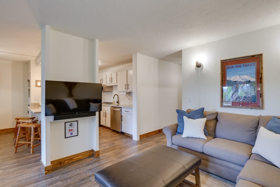 Walk to Ski Shuttle: Cozy Mountain Meadows Condo Apartment in Frisco