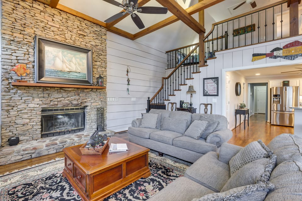 Waterfront Lay Lake Retreat w/ Dock & 3 Piers! House in Alabama