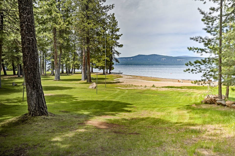 Chester Cabin w/ Deck - Walk to Lake + Golfing! House in Lake Almanor West