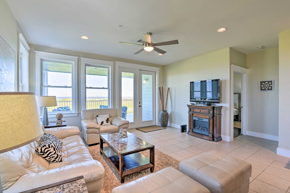 Gulf View + Beach Access: Galveston Resort Condo! Apartment in Galveston Island