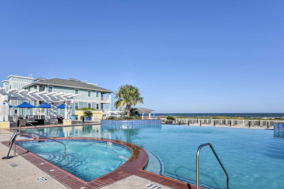Gulf View + Beach Access: Galveston Resort Condo! Apartment in Galveston Island