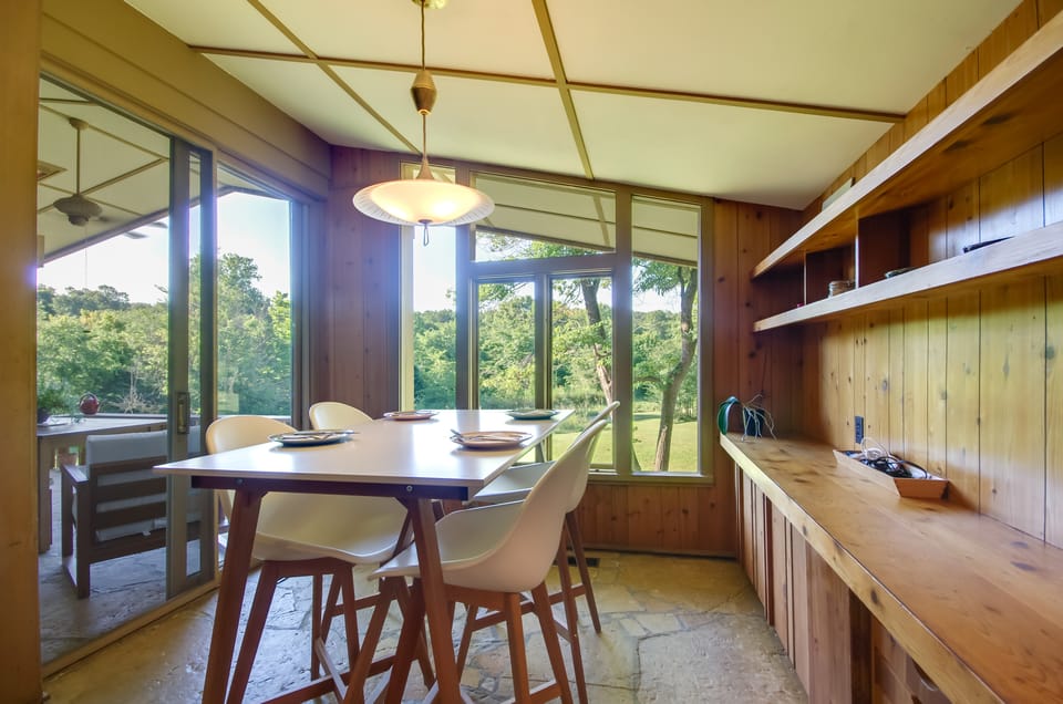 Tranquil Mid-Century Modern Cottage w/ Forest View Cottage in Cherokee Village