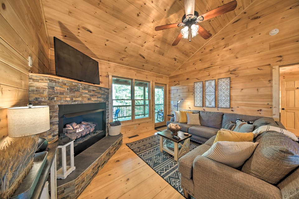 Blue Ridge Hideaway w/ Fire Pit & Mtn Views! House in Georgia