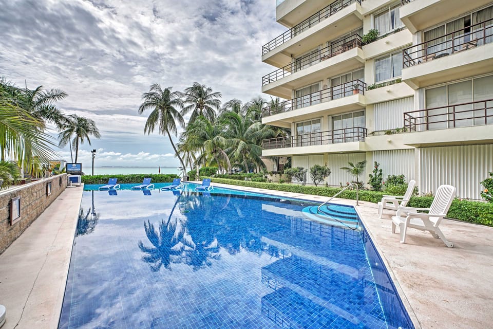 Ocean-View Oasis on Playa Norte: Resort Amenities Apartment in Isla Mujeres