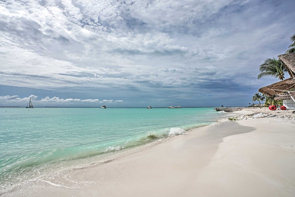 Ocean-View Oasis on Playa Norte: Resort Amenities Apartment in Isla Mujeres