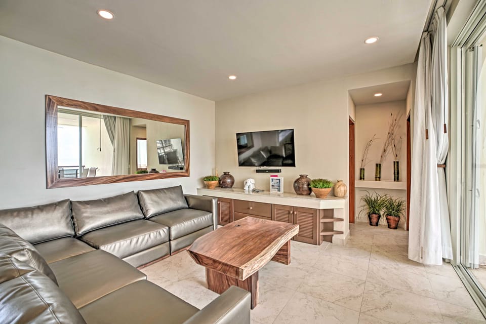 Ocean-View Oasis on Playa Norte: Resort Amenities Apartment in Isla Mujeres
