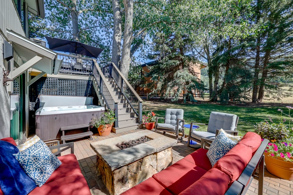 Modern Mountain Escape on Golf Course w/ Hot Tub! Apartment in Eagle County
