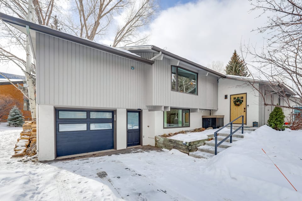 Modern Mountain Escape on Golf Course w/ Hot Tub! Apartment in Eagle County