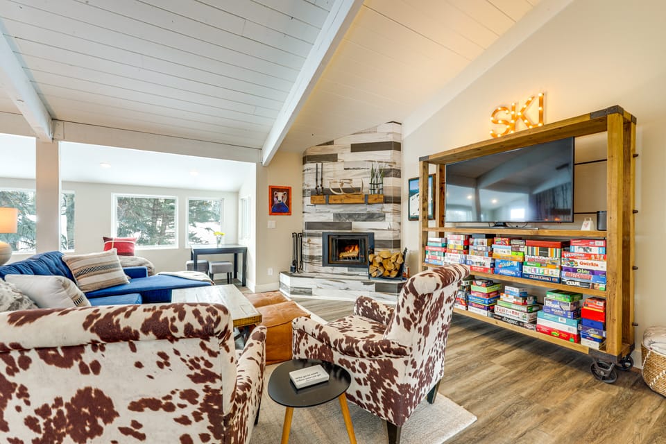 Modern Mountain Escape on Golf Course w/ Hot Tub! Apartment in Eagle County