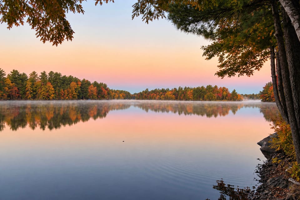 Cozy Maine Lakefront Escape | Fall Foliage & Fire Cottage in Limerick