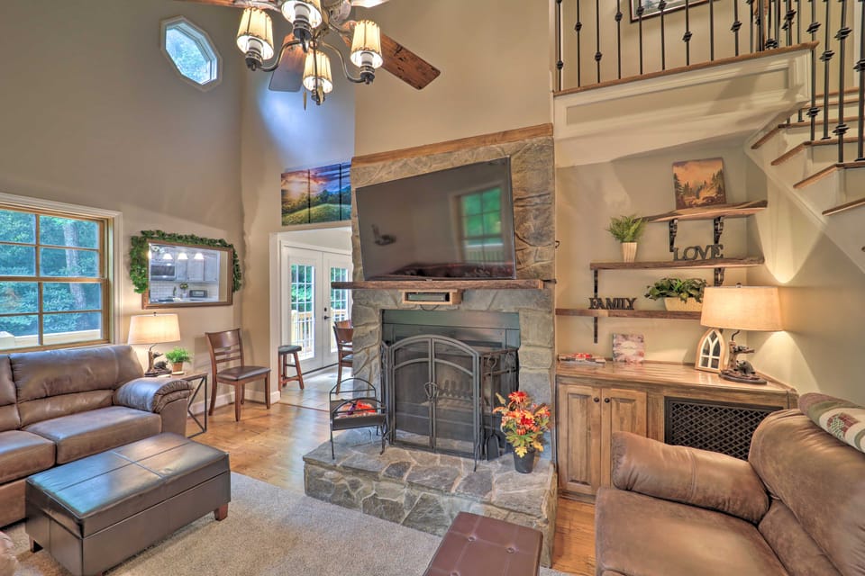 10 Mi to Sugar Mountain! Cabin w/ Lake Access House in Tennessee