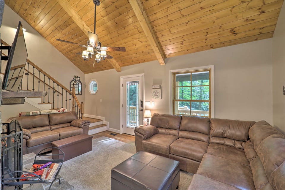 10 Mi to Sugar Mountain! Cabin w/ Lake Access House in Tennessee