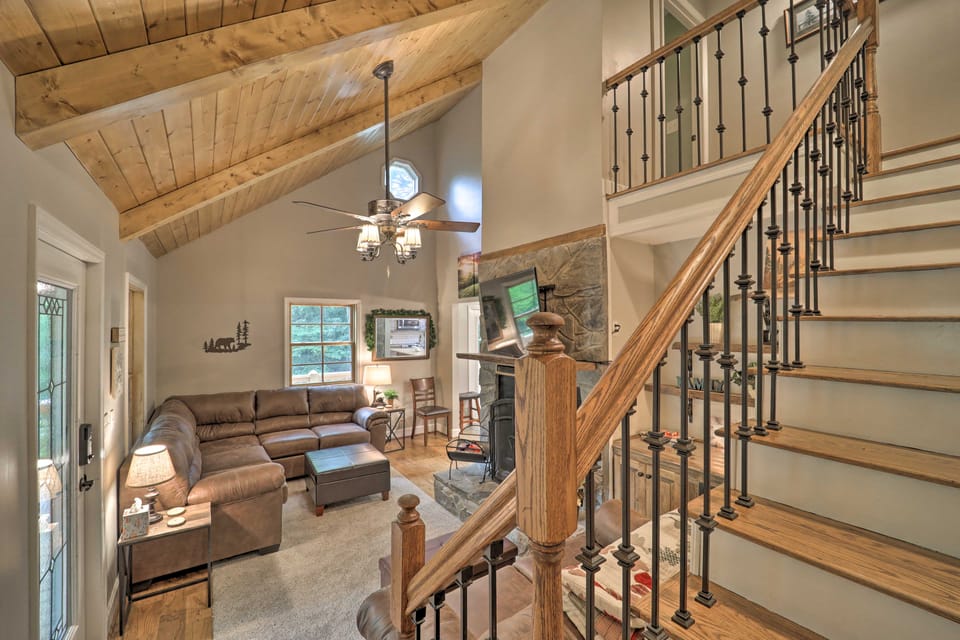 10 Mi to Sugar Mountain! Cabin w/ Lake Access House in Tennessee