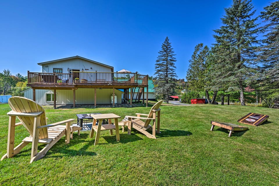 Cozy Apt w/ Hot Tub & Deck, 10 Mi to Stowe Resort! Apartment in Stowe