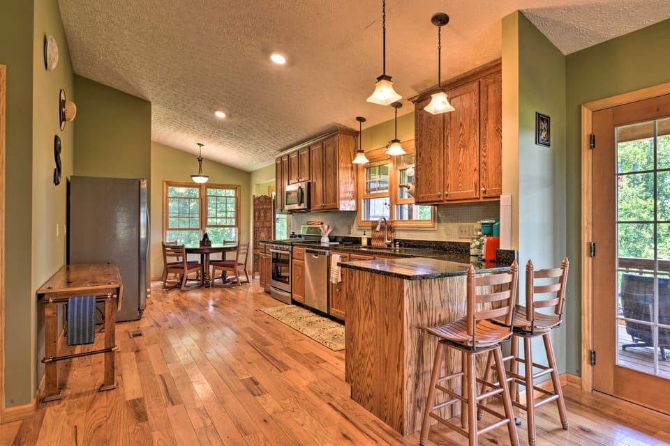 Charming Galax Retreat w/ Wraparound Deck! House in Virginia