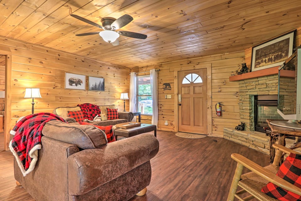 Cabin w/ Deck + Fireplace < 3 Mi to Dollywood! House in Pigeon Forge