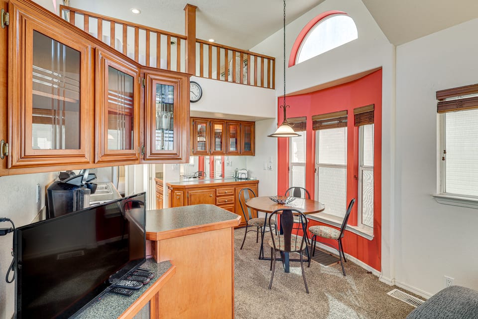 Walk to London Bridge Beach: Lake Havasu Cabin! House in Lake Havasu City