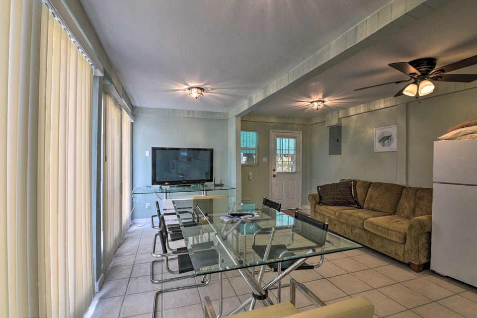 Island House ~ 1 Mi to Historic Pleasure Pier! Apartment in Galveston Island