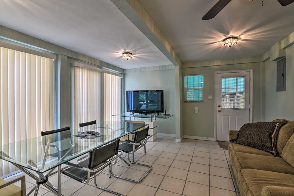 Island House ~ 1 Mi to Historic Pleasure Pier! Apartment in Galveston Island