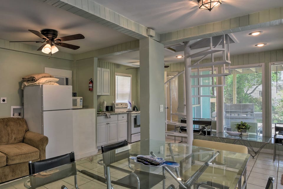 Island House ~ 1 Mi to Historic Pleasure Pier! Apartment in Galveston Island