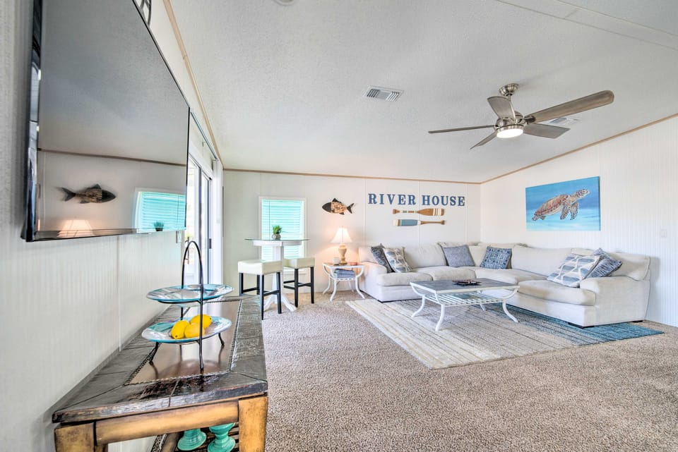 Boat Dock & Porch: Riverfront Retreat in Homosassa House in Homosassa
