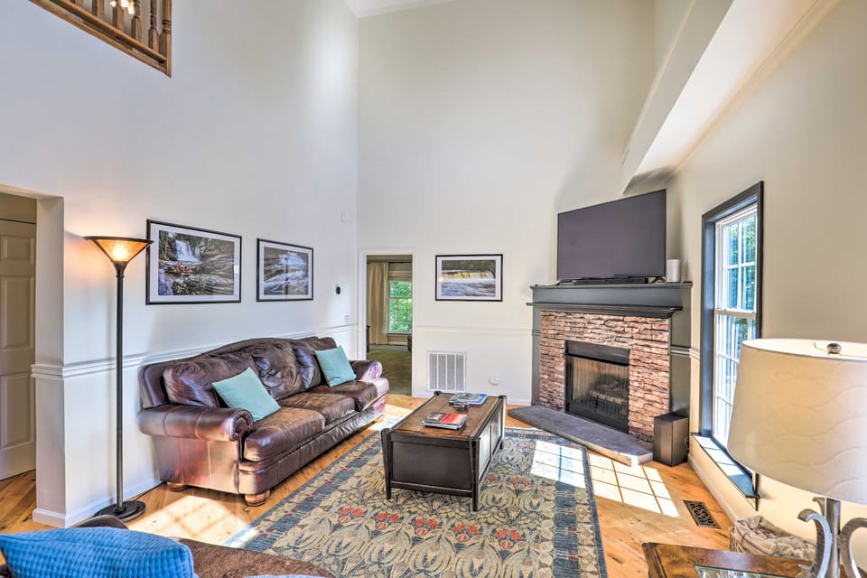 Peaceful Pisgah Mountain Getaway w/ Hot Tub! House in Tennessee