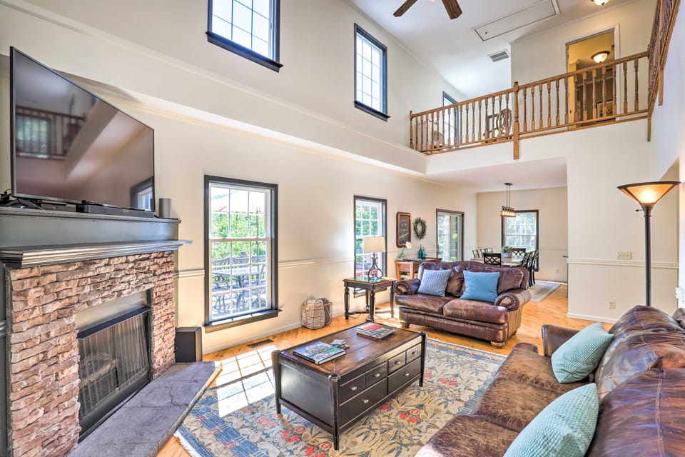 Peaceful Pisgah Mountain Getaway w/ Hot Tub! House in Tennessee