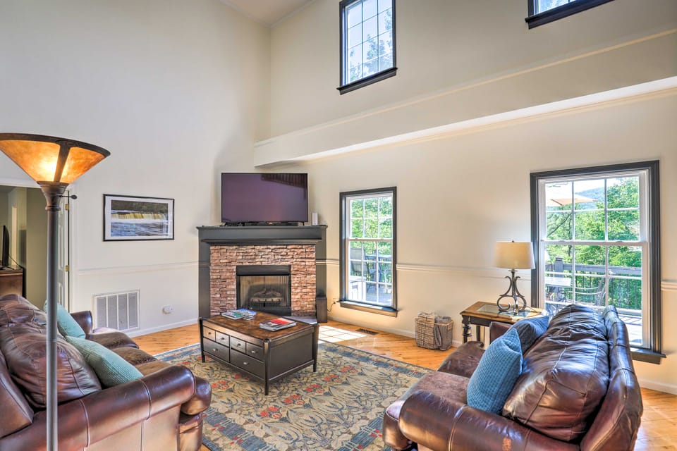 Peaceful Pisgah Mountain Getaway w/ Hot Tub! House in Tennessee