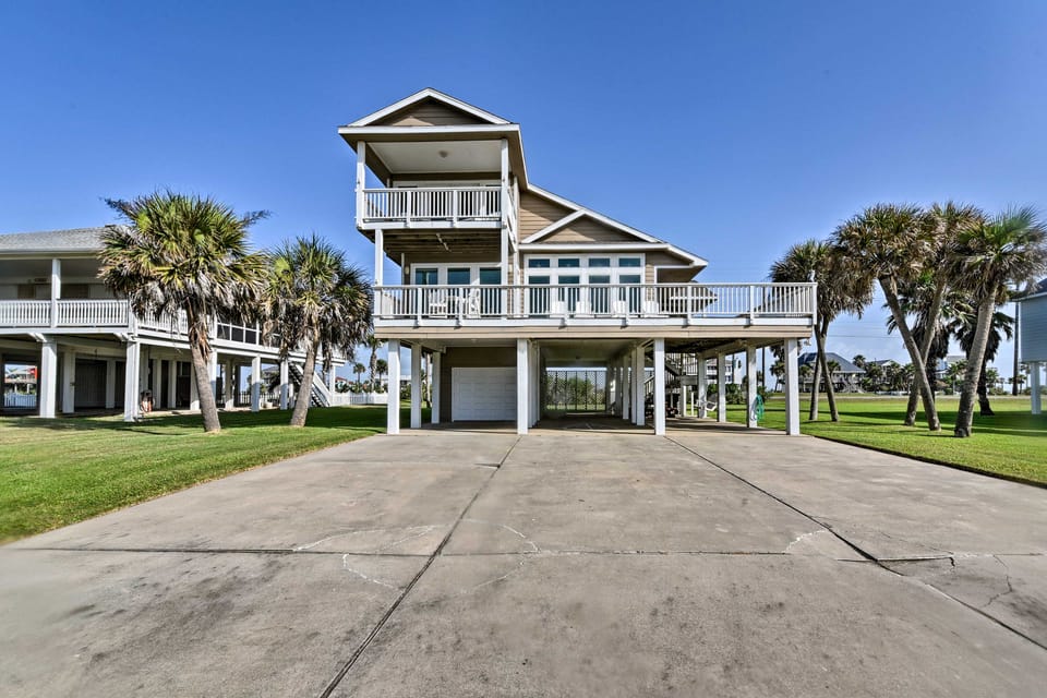 1 Block to Beach: Family Getaway in Galveston! House in Hitchcock