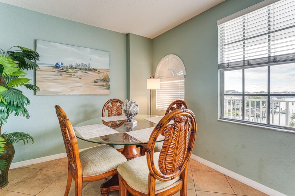 2 Blocks to Clearwater Beach: Walkable Coastal Gem Apartment in Clearwater Beach